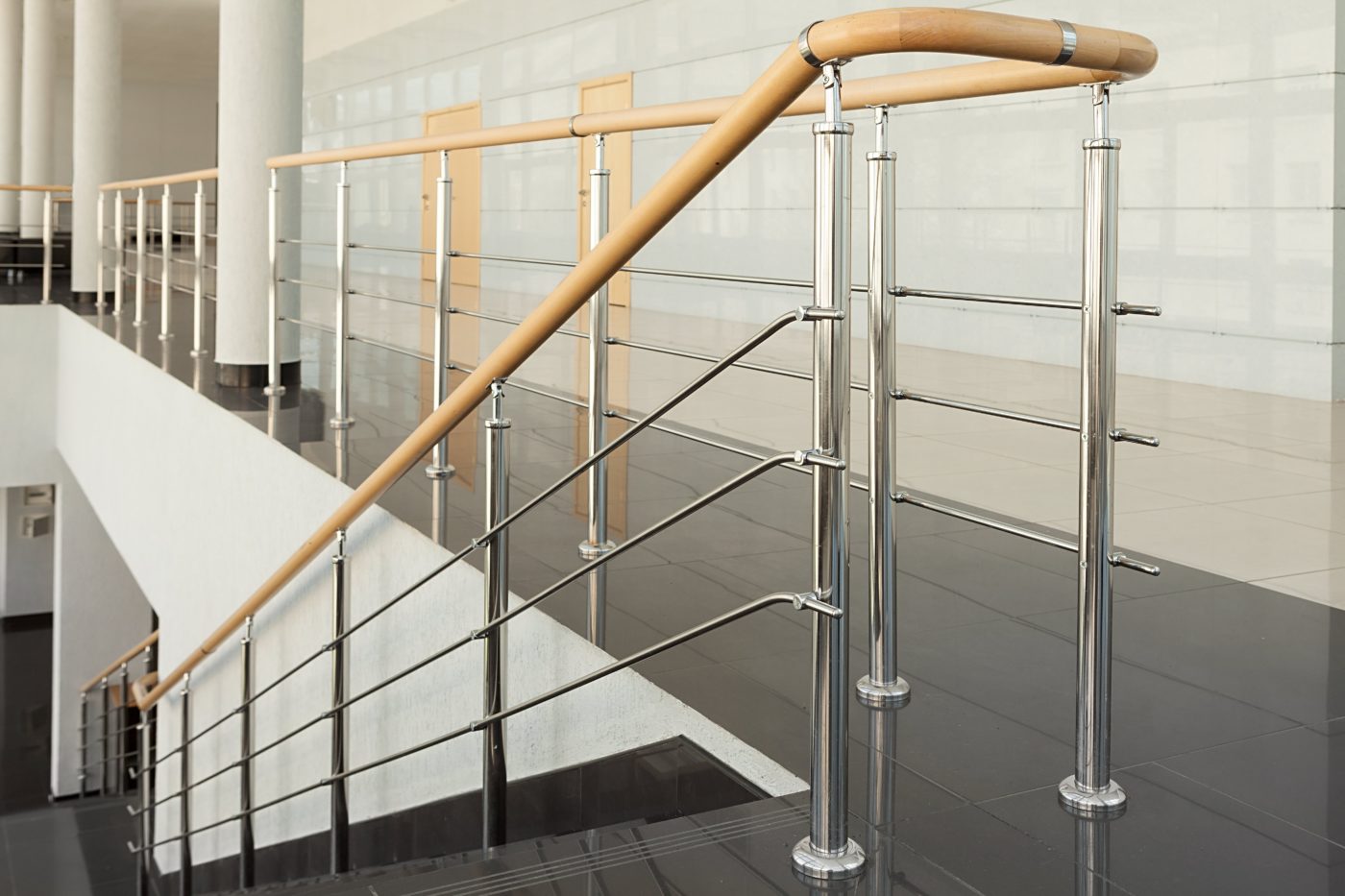 Conseils pratiques pour bien choisir le matériau d’une rampe d’escalier