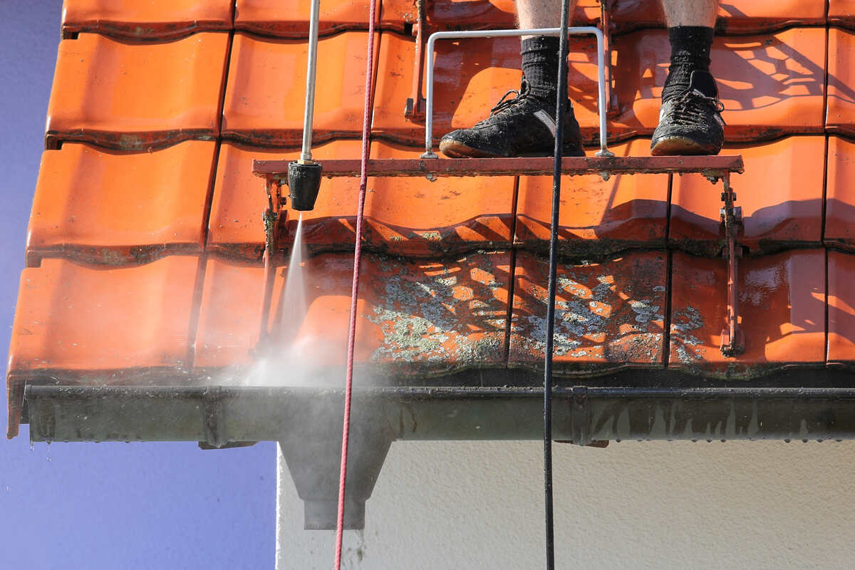 Focus sur le nettoyage de toiture par drone