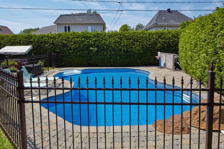 Sécuriser sa piscine : guide complet sur l'installation d'une alarme