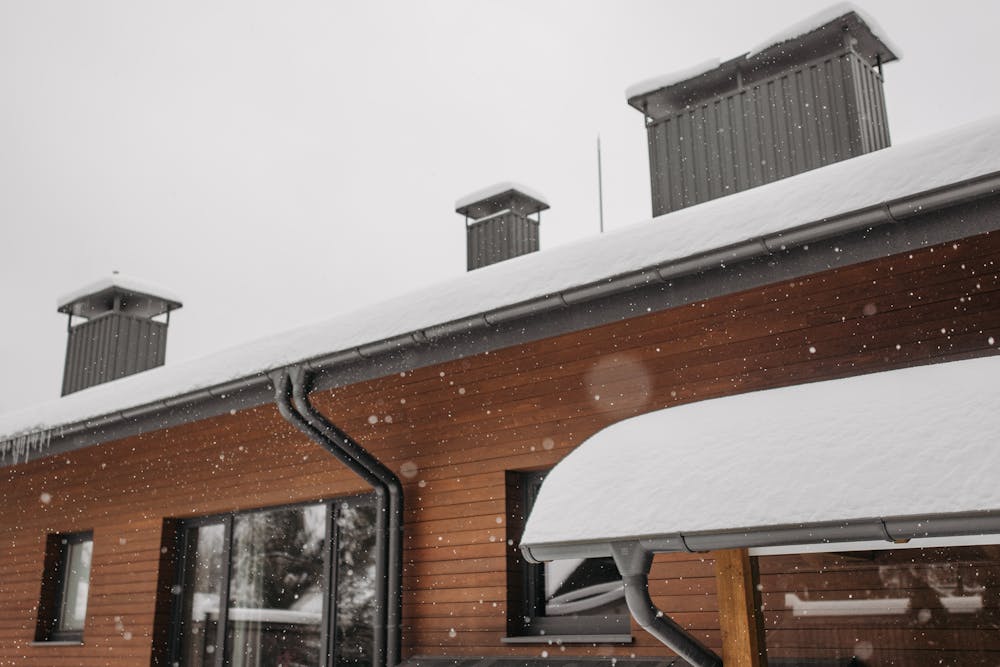 Quels sont les effets de la neige et du vent sur une charpente ?