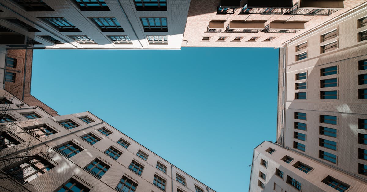 découvrez l'importance de l'isolation des façades pour améliorer l'efficacité énergétique de votre maison. apprenez les différentes techniques et matériaux disponibles pour réduire les pertes de chaleur, protéger votre habitat contre les intempéries et augmenter le confort intérieur tout en valorisant votre bien immobilier.